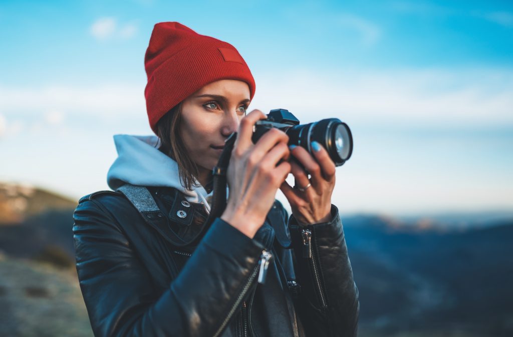 Reflex per principianti - Turista fotografa paesaggio