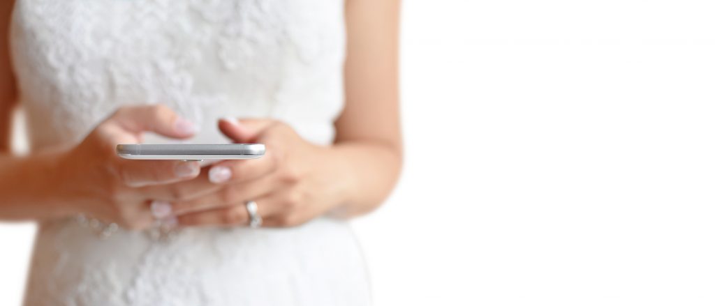 Tecnologia e matrimonio_sposa usa smartphone