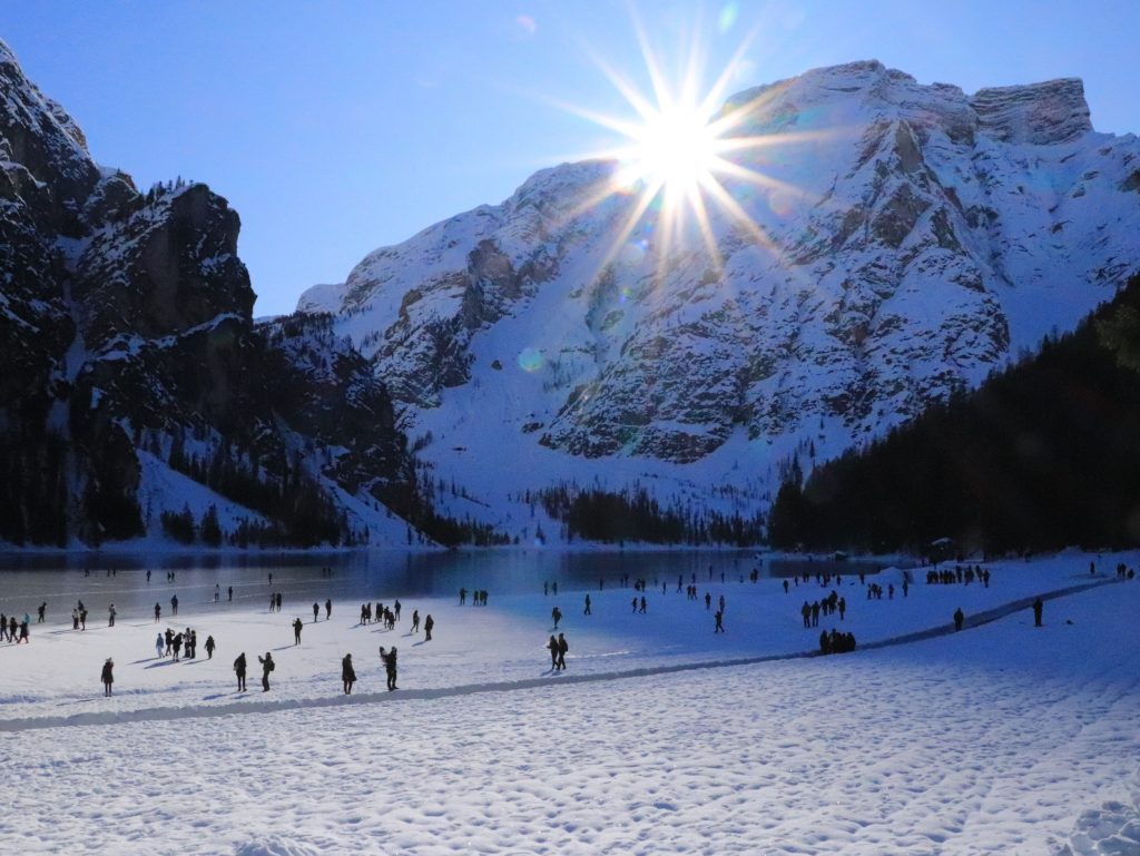 Lago di Braies ghiacciato