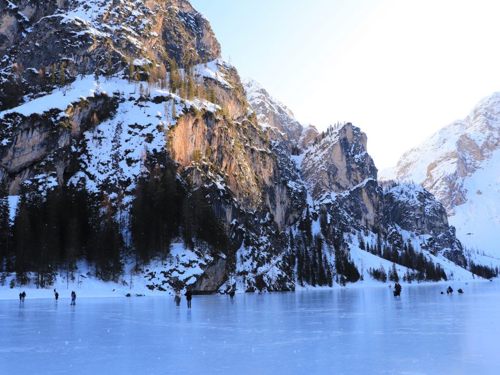 Pragser Wildsee ghiacciato