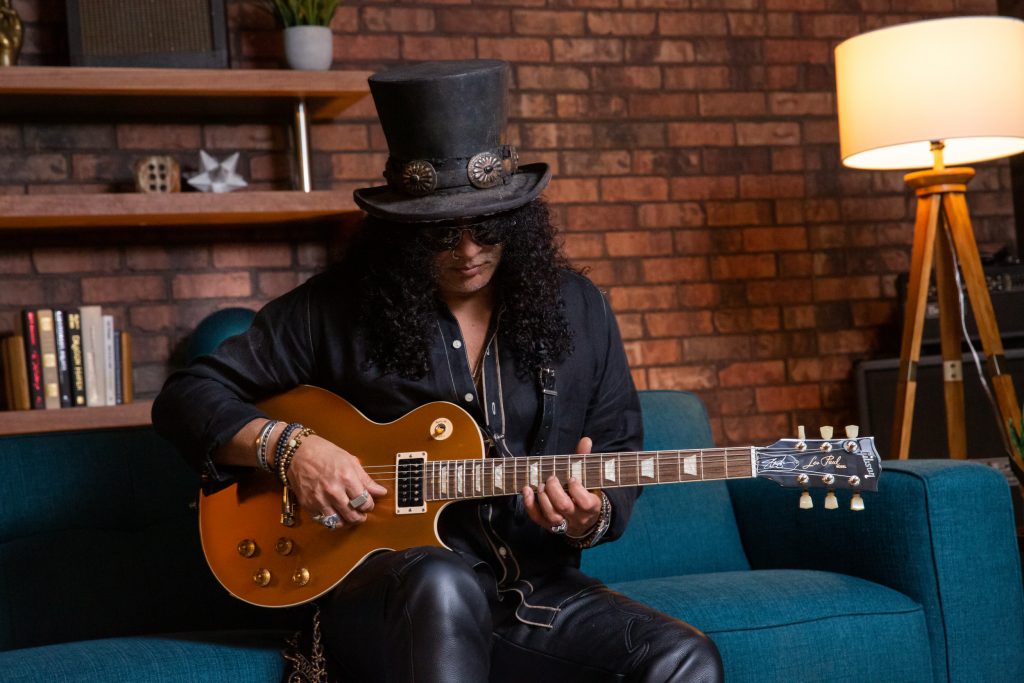 Slash impugna la nuova chitarra Gibson Slash Victoria