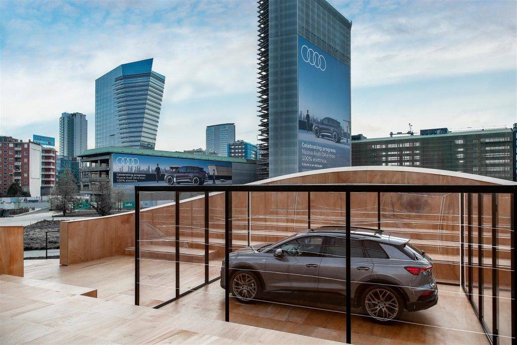 Audi Q4 elettrica a Milano Bosco Verticale Biblioteca degli Alberi