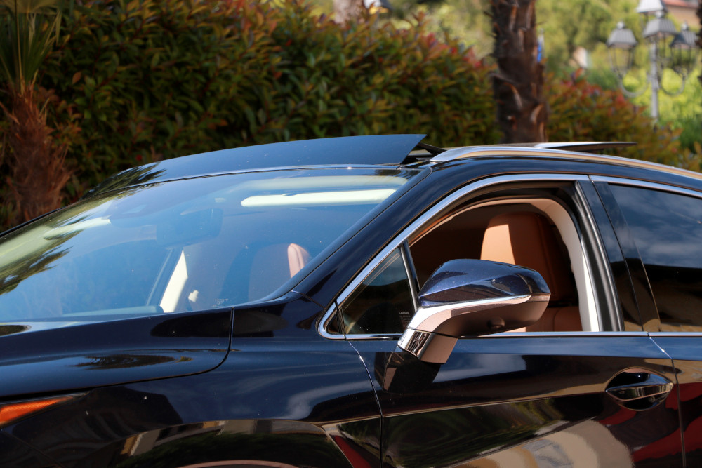 SUV ibrido Lexus tetto panoramico