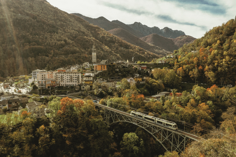 Treno del foliage Svizzera autunno Domossola Locarno ponte