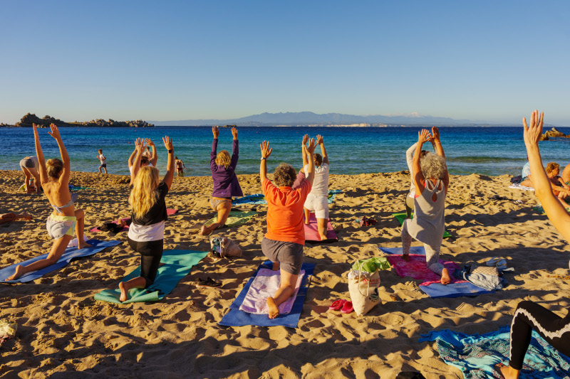 yoga in spiaggia santa teresa gallura tramonto