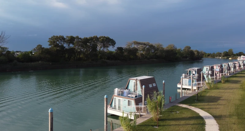 casa galleggiante sul fiume lignano