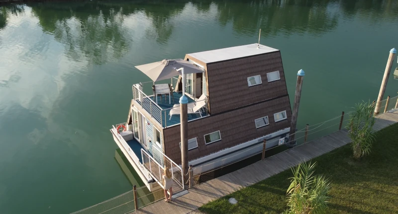 casa galleggiante sul fiume