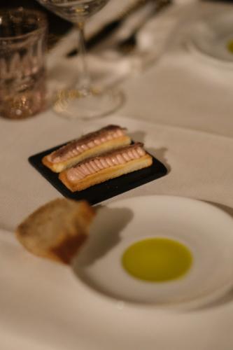 Classico Trattoria Milano Menu Crostini di pane con burro al lampone e alice